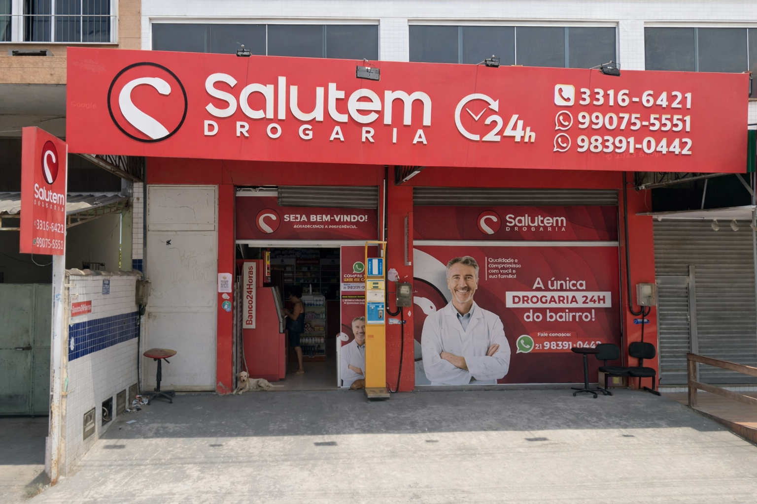 Interior espaçoso e organizado da Drogaria Salutem
